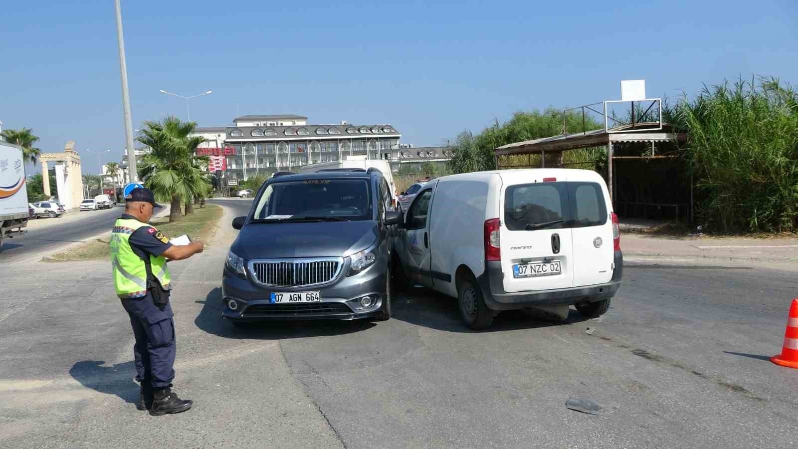 Antalya'da tur minibüsü ile hafif ticari araç çarpıştı: 3 yaralı