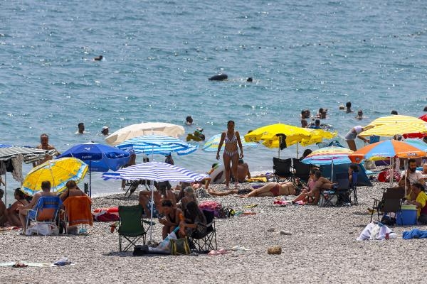 Antalya'da yüzde 76'ya ulaşan nem, bunalttı