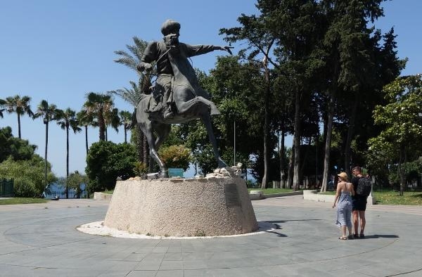 Antalya'nın ilk Türk fatihi Keyhüsrev'in heykeli bakımsız kaldı