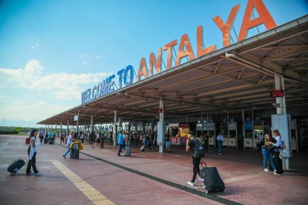 Antalya'ya hava yoluyla gelen turist sayısı, 10 milyonu aştı