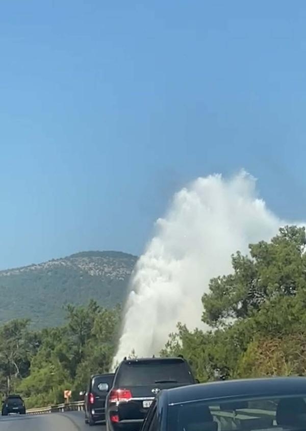 Bodrum'da isale hattı patladı, tazyikli su metrelerce yükseğe fışkırdı