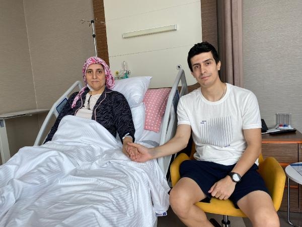 Büyük vefa: Annesine donör oldu, kariyerinden vazgeçti