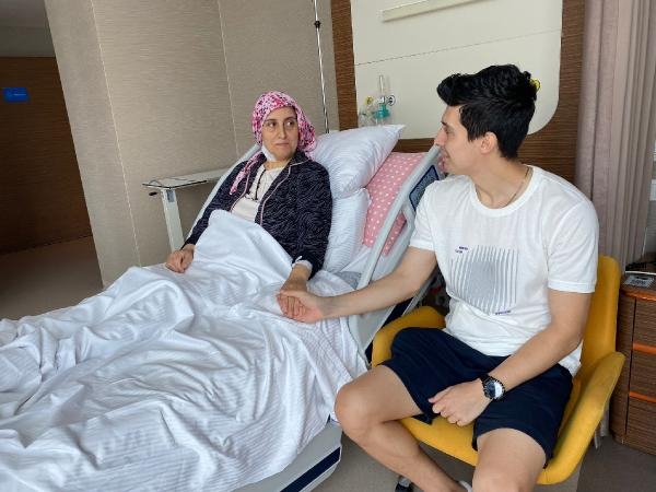 Büyük vefa: Annesine donör oldu, kariyerinden vazgeçti