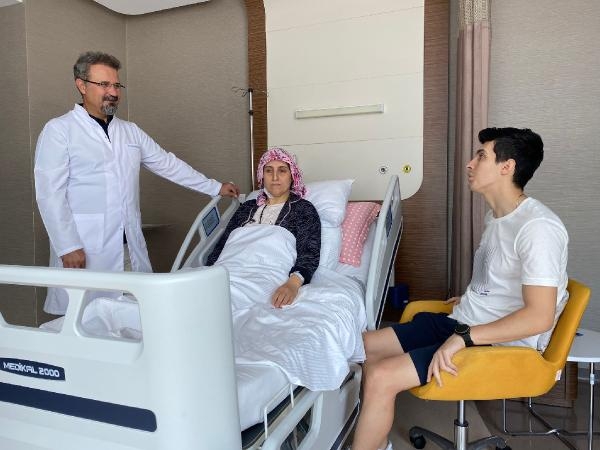 Büyük vefa: Annesine donör oldu, kariyerinden vazgeçti
