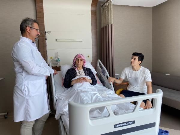 Büyük vefa: Annesine donör oldu, kariyerinden vazgeçti