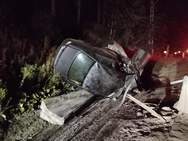 Demir bariyerlere çarpıp takla atan otomobil sulama kanalına uçtu: 1 ölü, 1 yaralı
