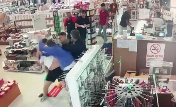 Dinlenme tesisinde 'ücretsiz yemek' kavgası kamerada; 6 yaralı