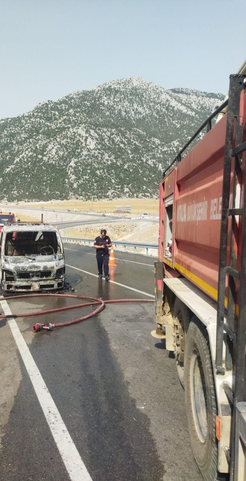 Doğal gaz kombi yüklü kamyon küle döndü