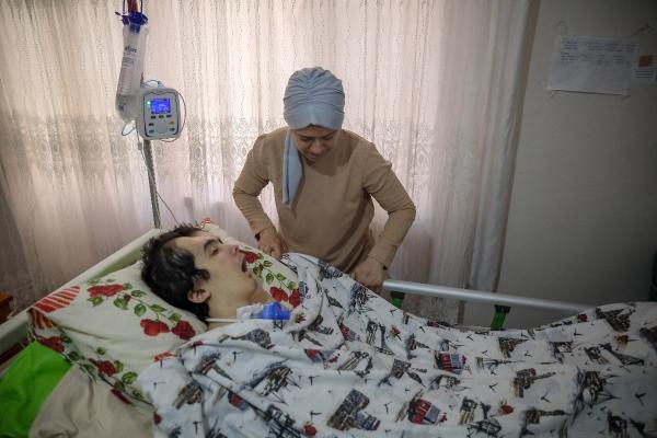Düştüğü akarsuda beyni hasar görünce yatağa bağımlı hale geldi