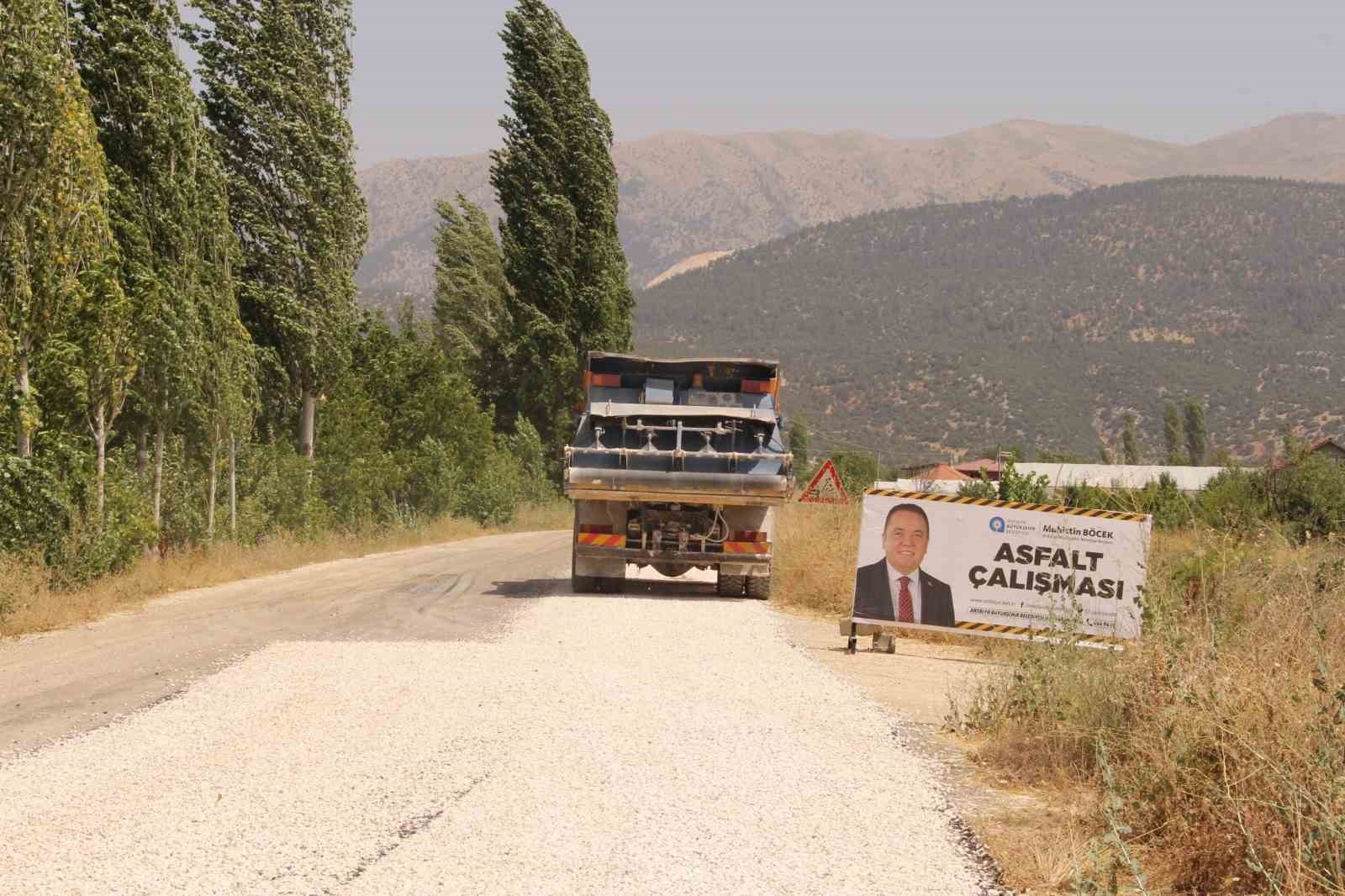 Elmalı-Akçay grup yolunda sathi asfalt çalışması başladı