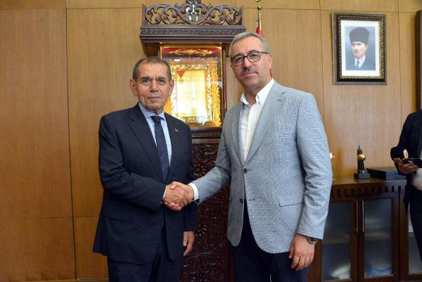 Galatasaray, 600 konteyneri depremzedelere teslim etti