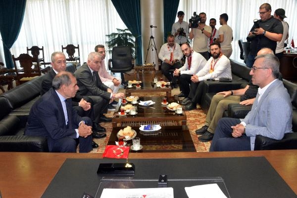 Galatasaray, 600 konteyneri depremzedelere teslim etti