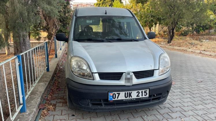 Gazipaşa'da yanan kamyonet ve ticari araçta kundaklama şüphesi