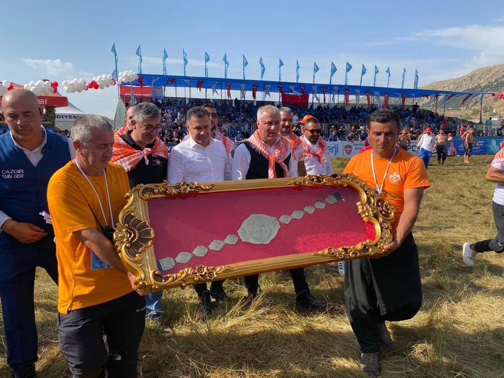 Gökbel'de başpehlivan Ali Gürbüz oldu