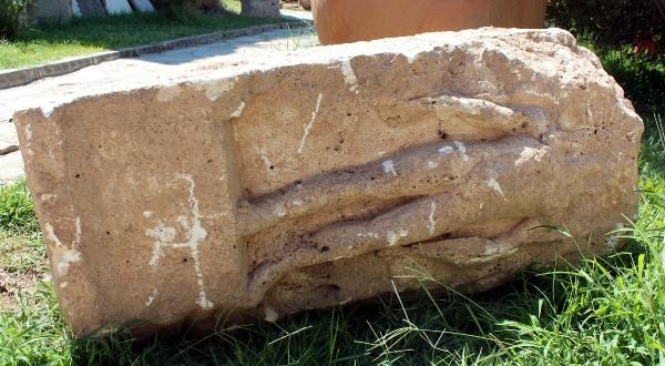 Güneş tanrısı 'Helios'a ait olduğu değerlendirilen başı olmayan kabartma bulundu