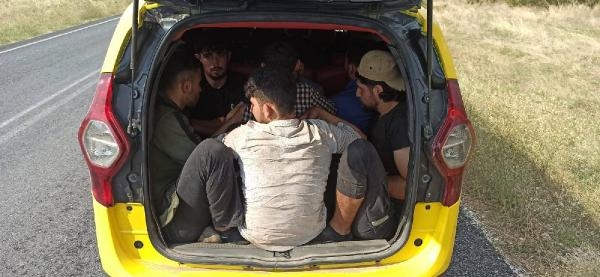 Hafif ticari araç ve taksi ile balık istifi göçmen kaçakçılığı