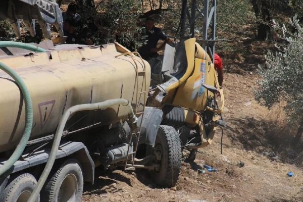 Hatay'da su tankeri, şarampole devrildi; 2 ölü