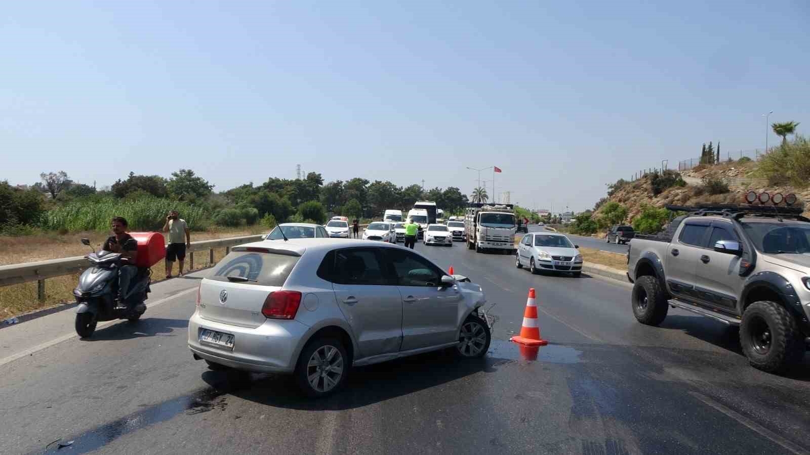 Hurdaya dönen araçtan burunları kanamadan çıktılar