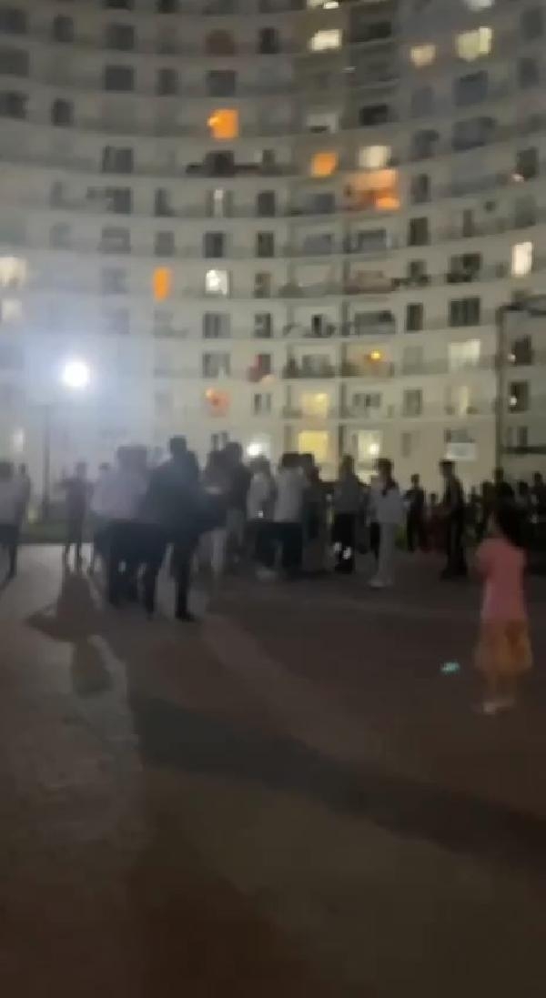 Kavgayı ayırmaya gelen güvenliklere de saldırdılar