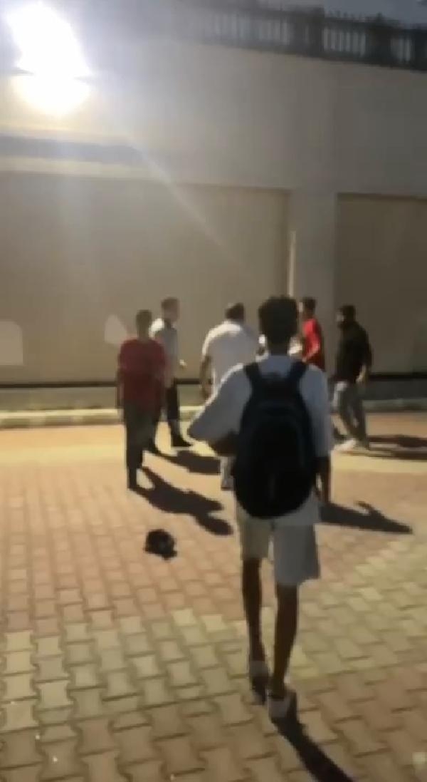Kavgayı ayırmaya gelen güvenliklere de saldırdılar