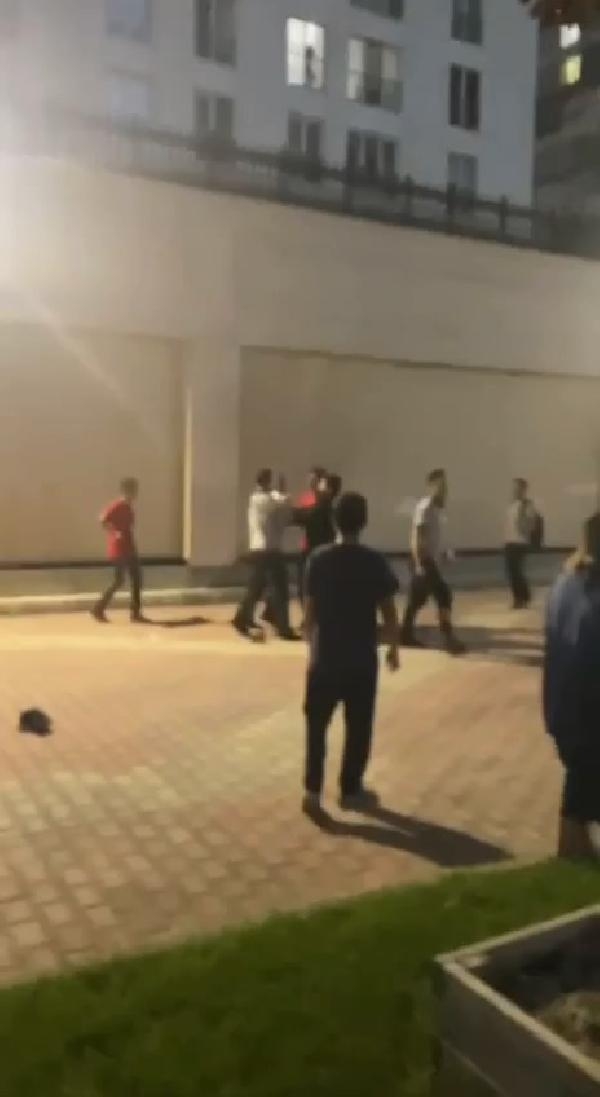 Kavgayı ayırmaya gelen güvenliklere de saldırdılar