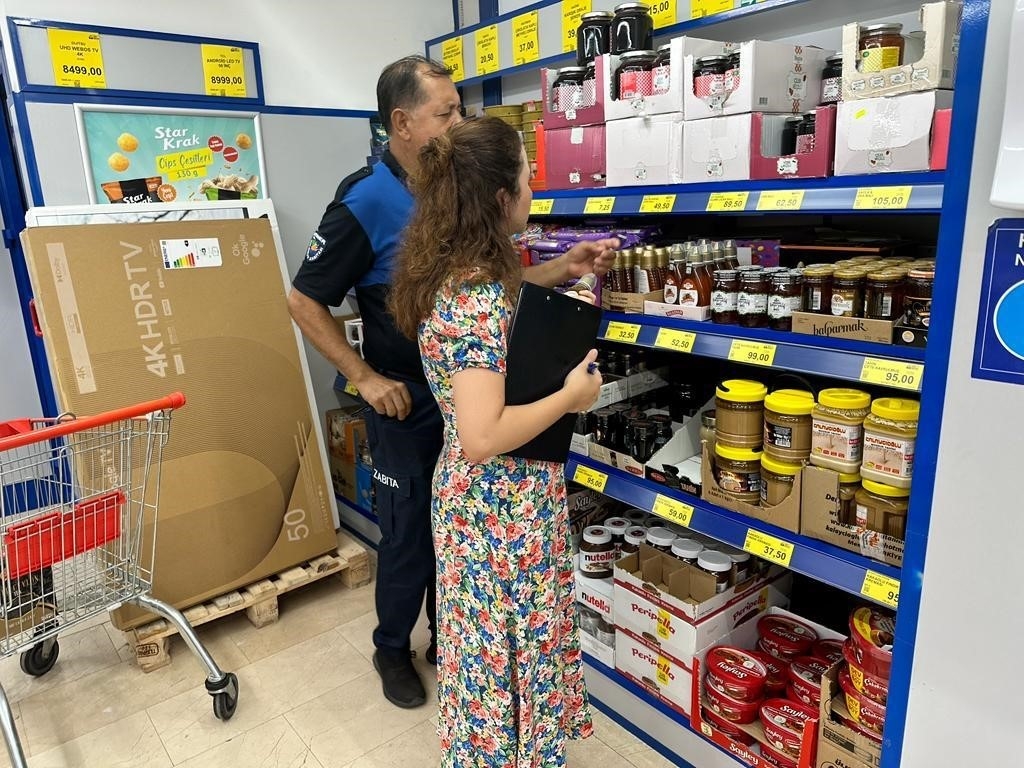Kemer'de zabıtadan marketlerde denetim