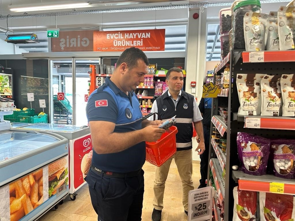 Kemer'de zabıtadan marketlerde denetim