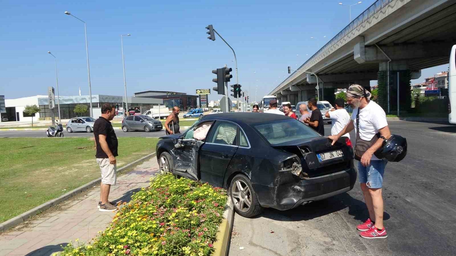 Kırmızı ışık ihlali yapan otobüs otomobile, ardından alt geçide çarptı: 2 yaralı