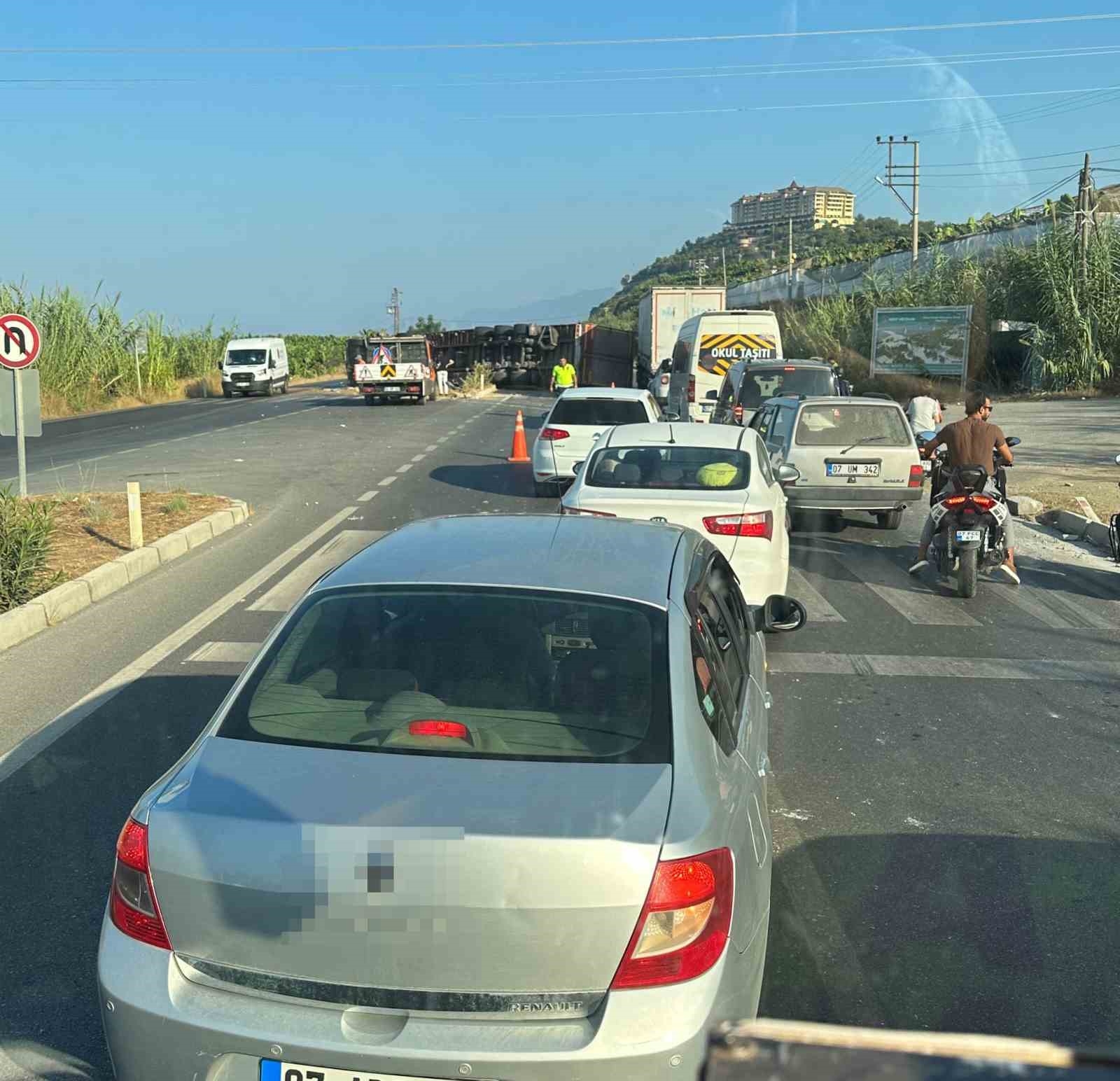 Makarna yüklü tır devrildi: 2 yaralı