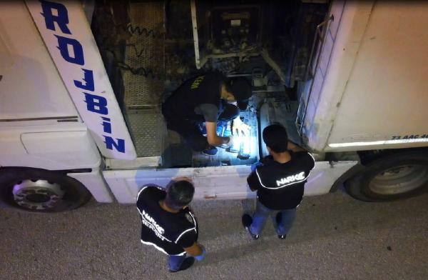 Mersin'de TIR'da uyuşturucu ele geçirildi; 2 gözaltı