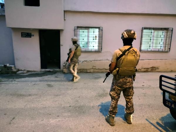 Mersin'de uyuşturucu satıcılarına şafak operasyonu