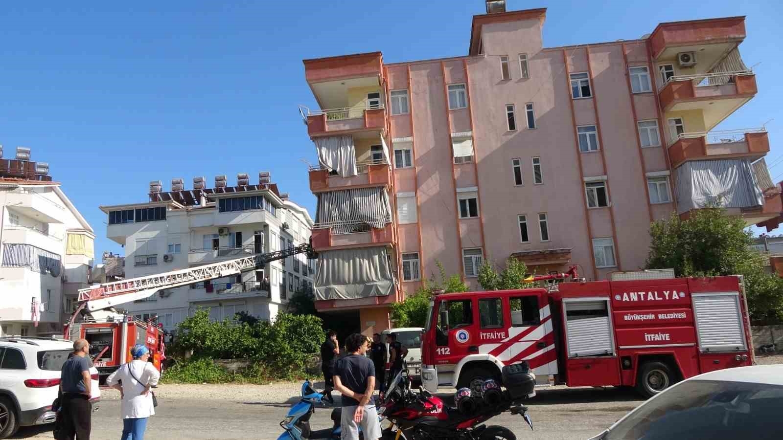Mutfaktaki buzdolabı binada yangın çıkardı