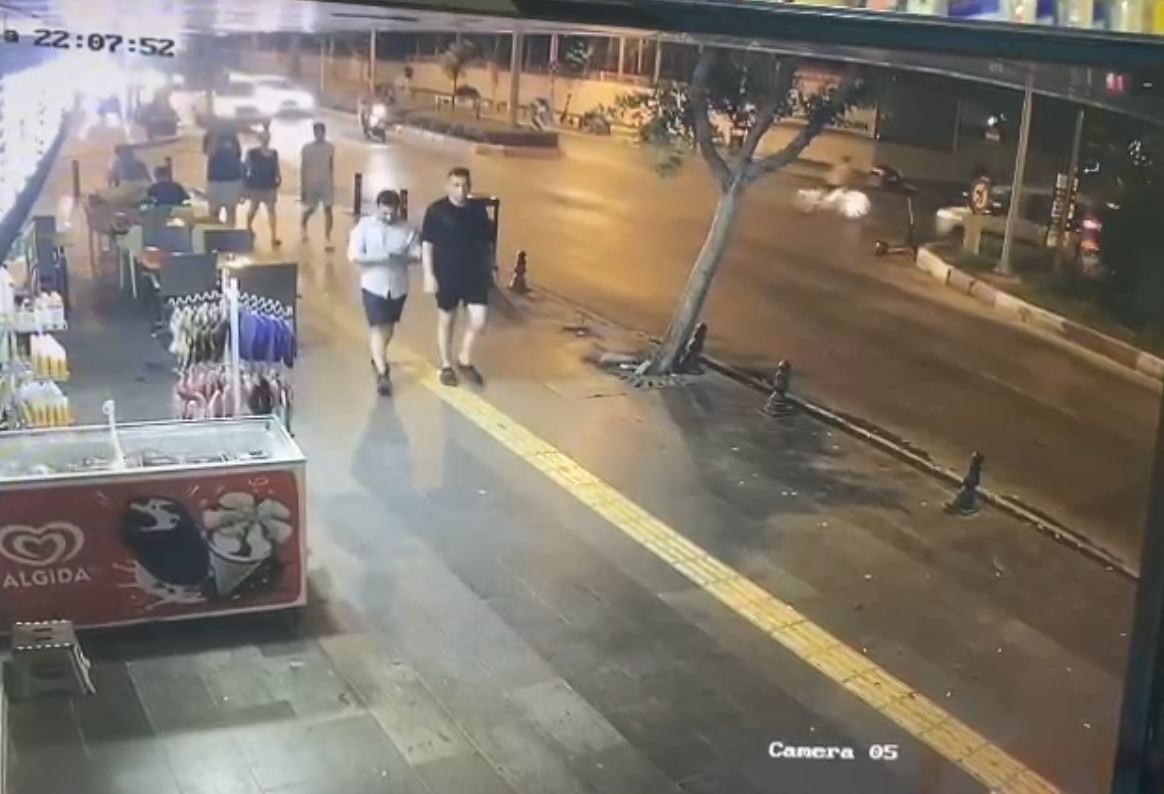 Otomobilin altında kalmaktan kıl payı kurtuldu