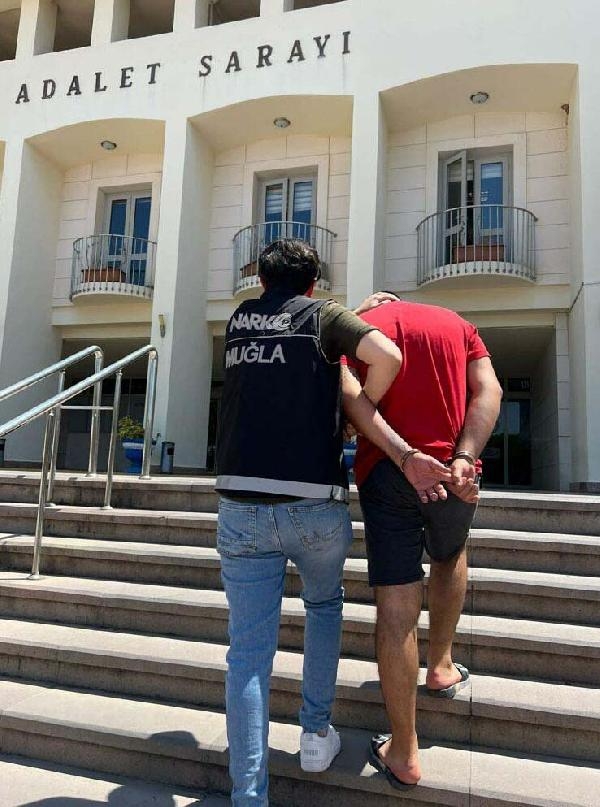 Peynir tenekesinden 1 kilo 711 gram esrar çıktı