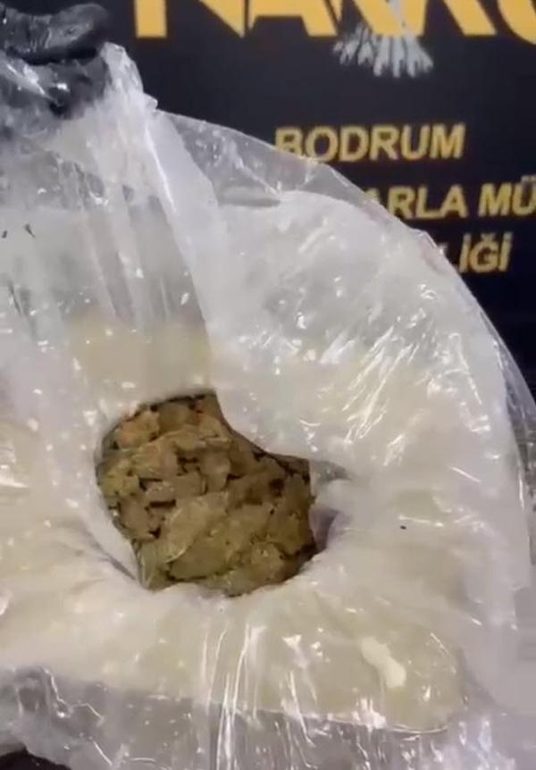 Peynir tenekesinden 1 kilo 711 gram esrar çıktı