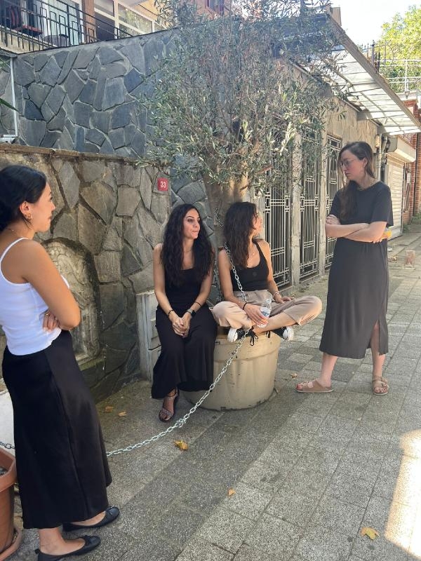 Sarıyer'de zeytin ağacı tartışması: Kendini ağaca zincirledi