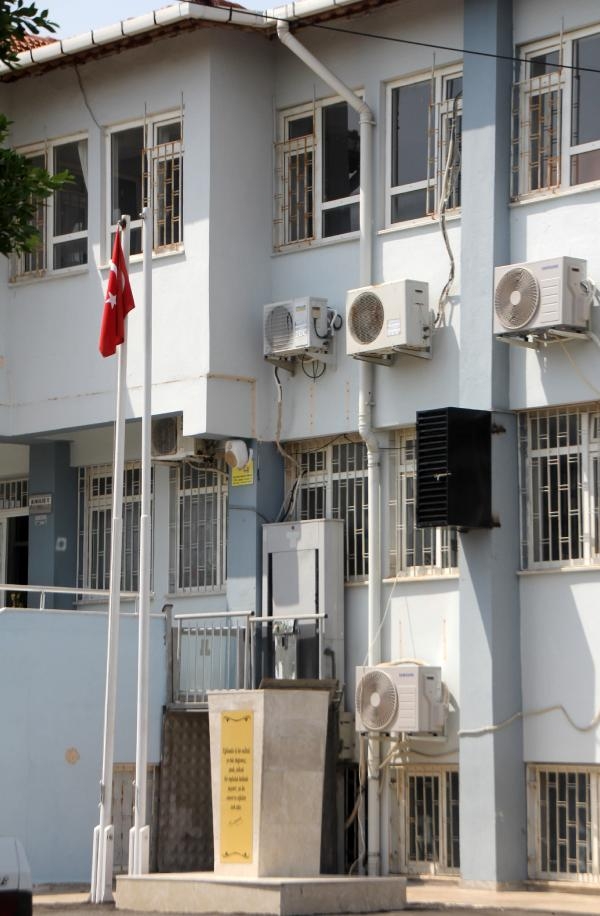 Serik'te Atatürk büstüne balyozla zarar veren maskeli şüpheli, tutuklandı