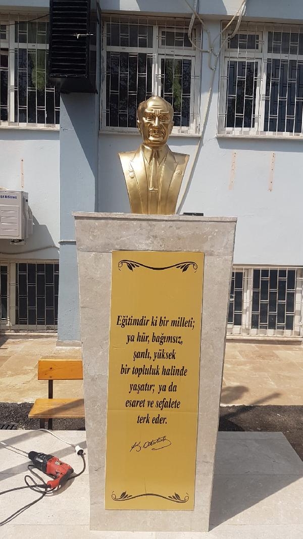 Serik'te Atatürk büstüne balyozla zarar veren maskeli şüpheli, tutuklandı
