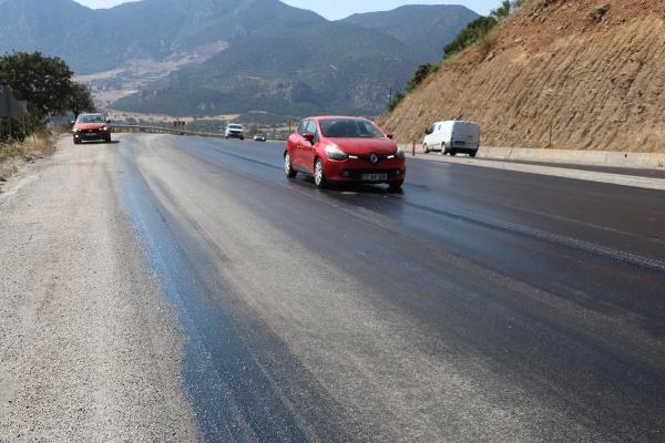 Sıcak hava nedeniyle asfalt eridi