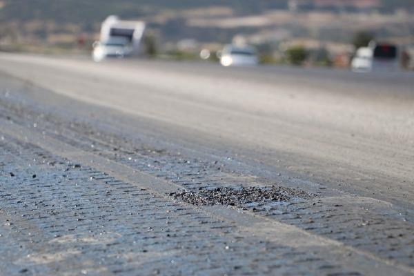 Sıcak hava nedeniyle asfalt eridi