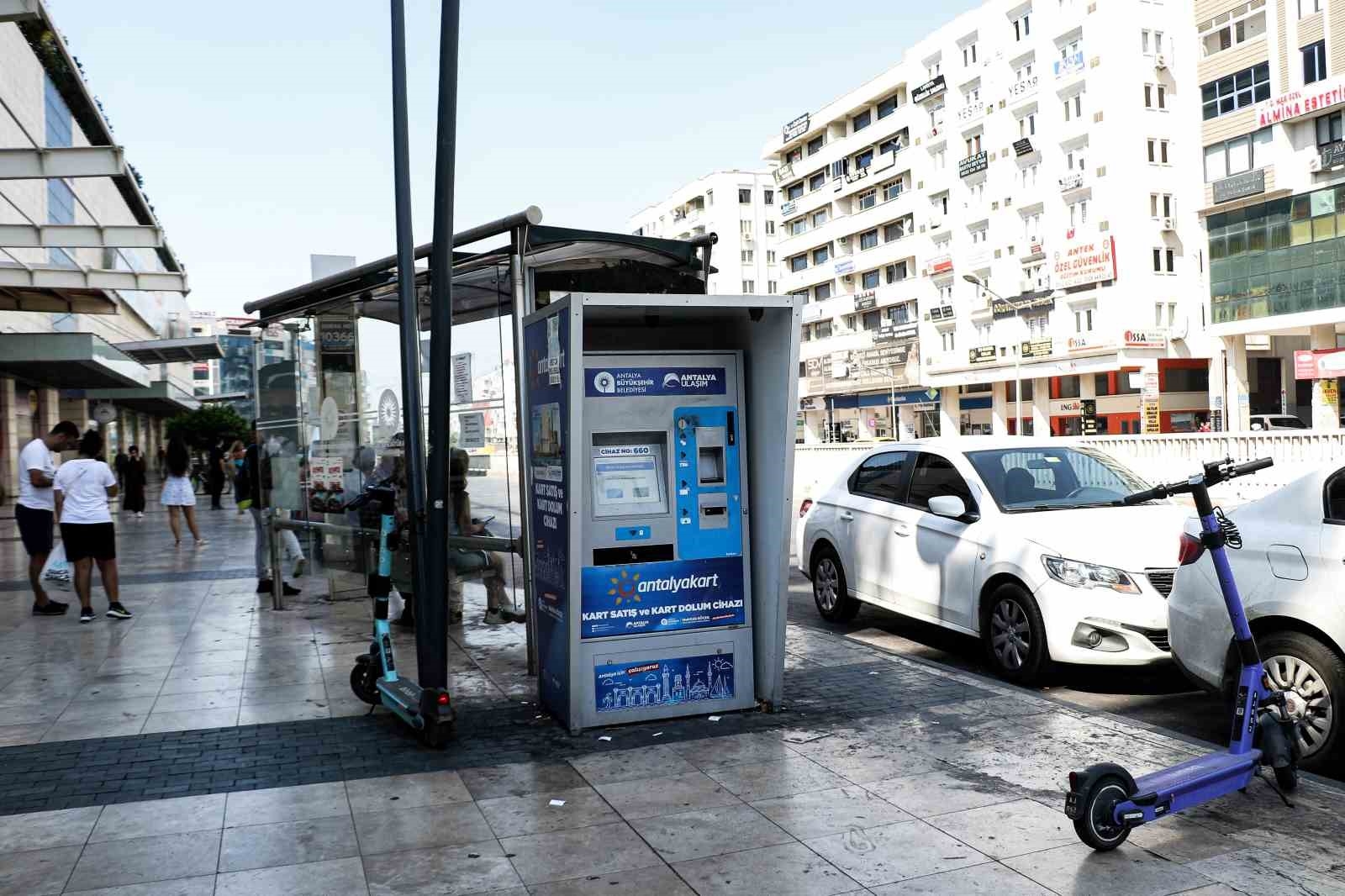 Toplu ulaşım kart dolum cihazından para toplayan personele hırsızlık şoku