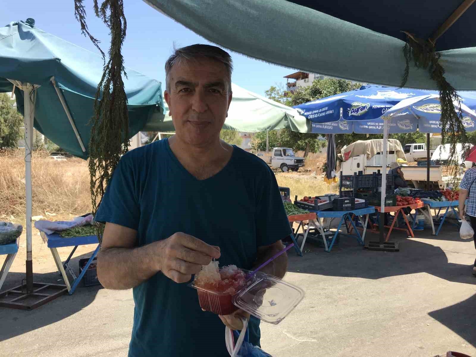 Toros Dağları'nın zirvesinden çuvallarla getirdikleri karları bardak bardak satıyorlar