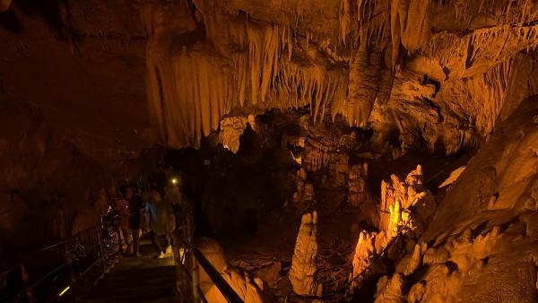 Turistler, Dim Mağarası'nda serinliyor