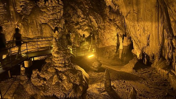 Turistler, Dim Mağarası'nda serinliyor