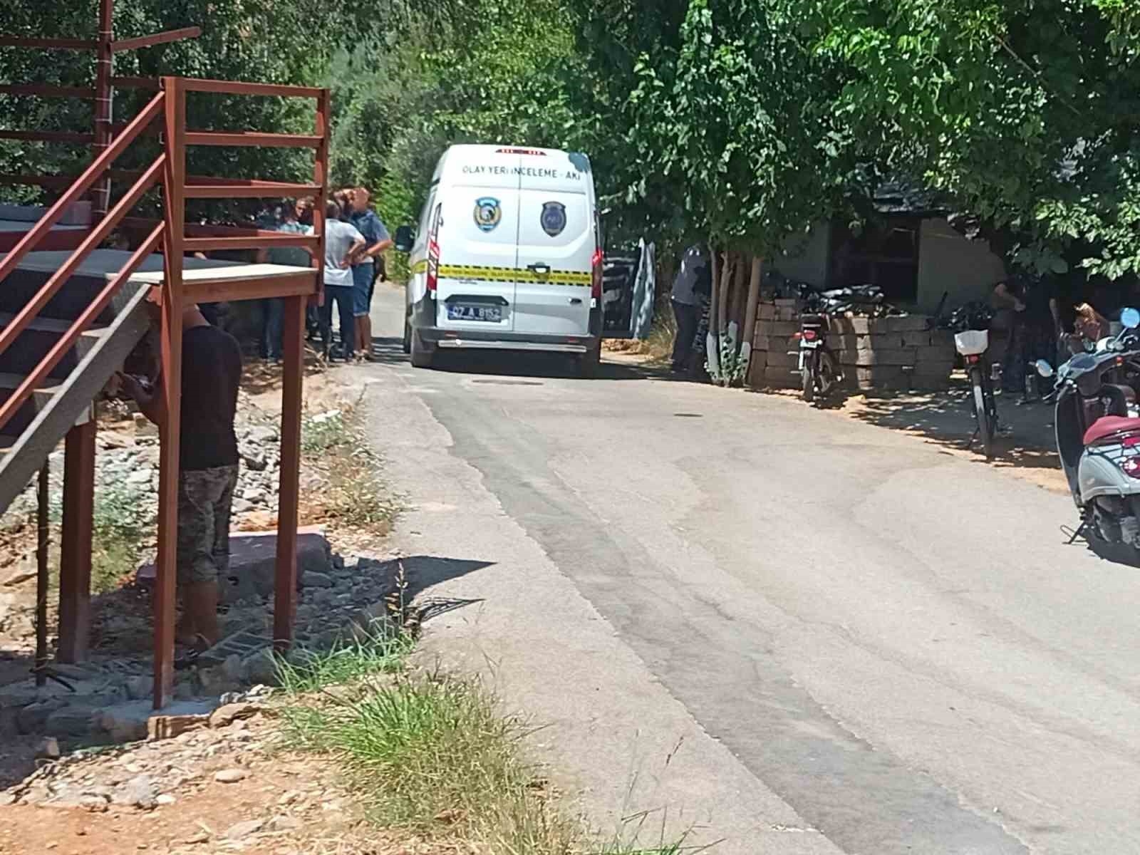 Vahşet ! Serik'te cinnet geçiren şahıs önce eşini, sonra kendini öldürdü !
