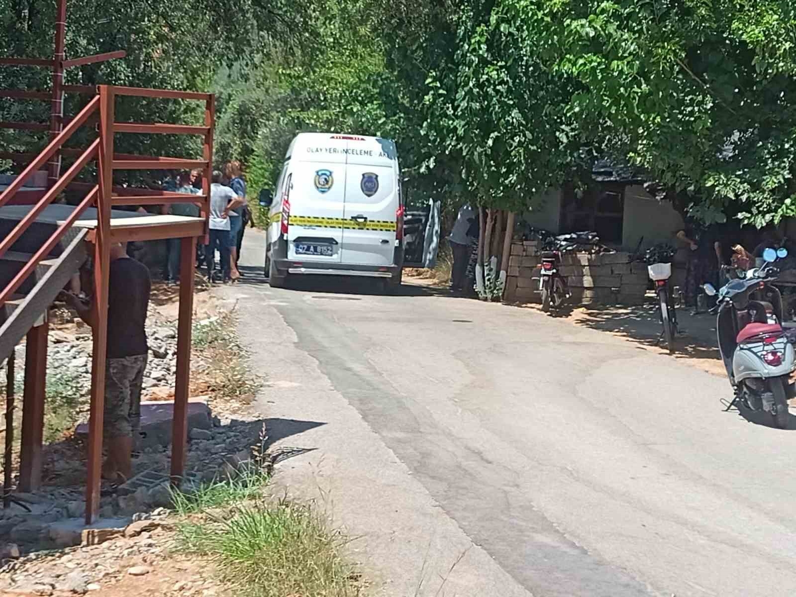 Vahşet ! Serik'te cinnet geçiren şahıs önce eşini, sonra kendini öldürdü !