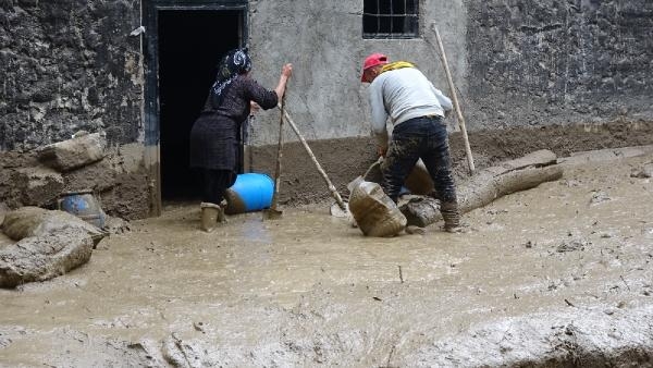 Yağışın olmadığı köyü, yayladan gelen su bastı; evler su altında kaldı, 2 at öldü