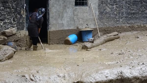 Yağışın olmadığı köyü, yayladan gelen su bastı; evler su altında kaldı, 2 at öldü