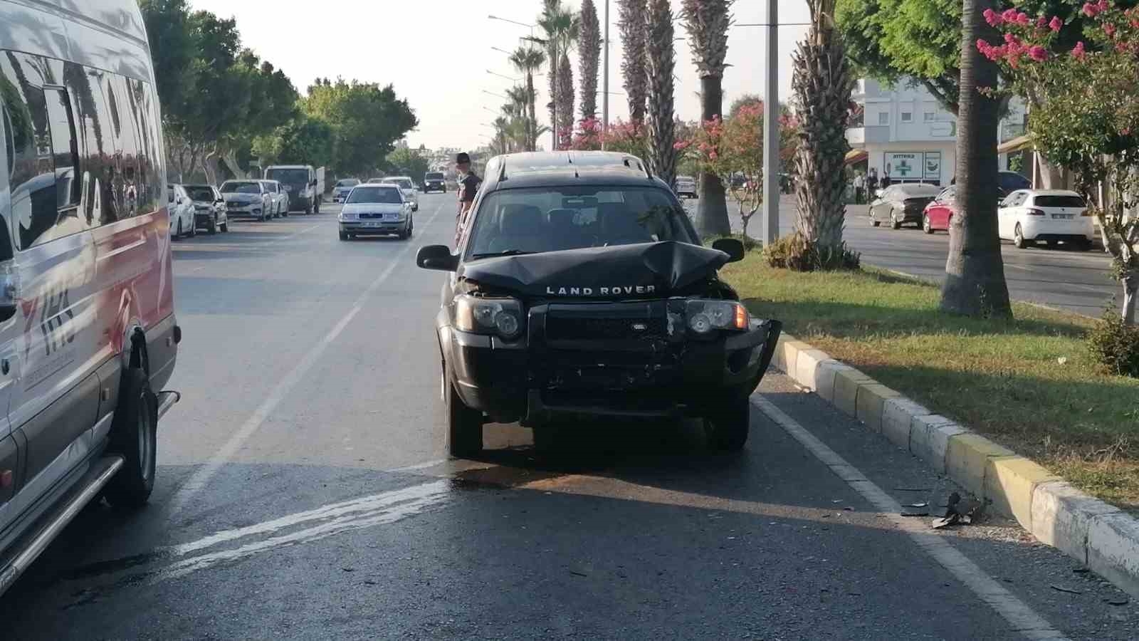 Yayaya yol verdi, kazaya karıştı