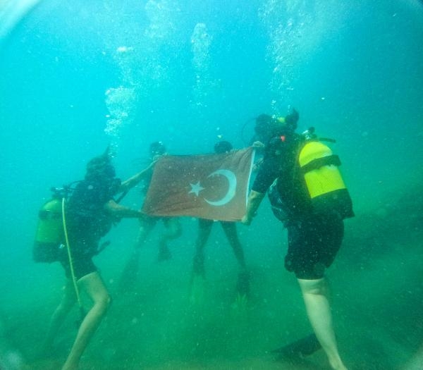Zafer Bayramı'nı su altında bayrak açarak kutladılar